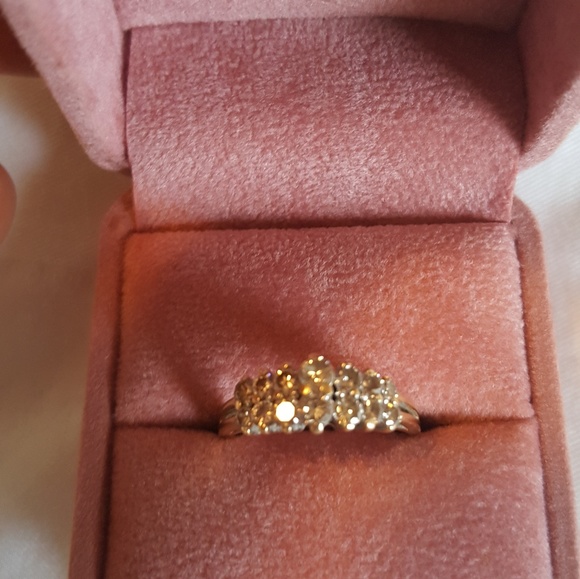 14k Diamond Ring with 14 Diamonds - Picture 3 of 8